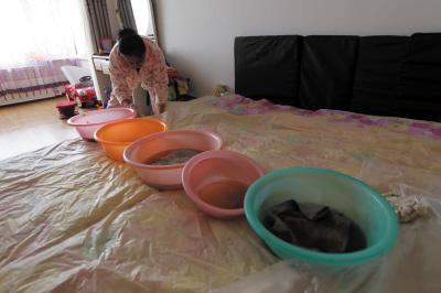 巴林左楼上漏水，住户失联，小区没物管，业主维权难！律师来支招……